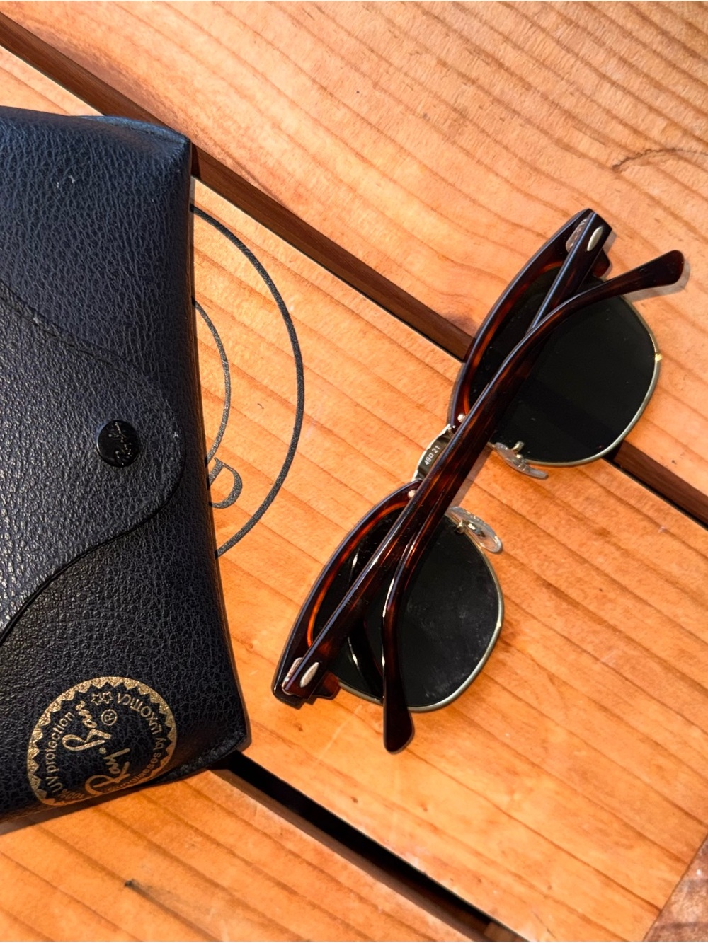 Ray-Ban RB3016 Clubmaster Classic Polished Tortoise w/ Case - Picture 3 of 3